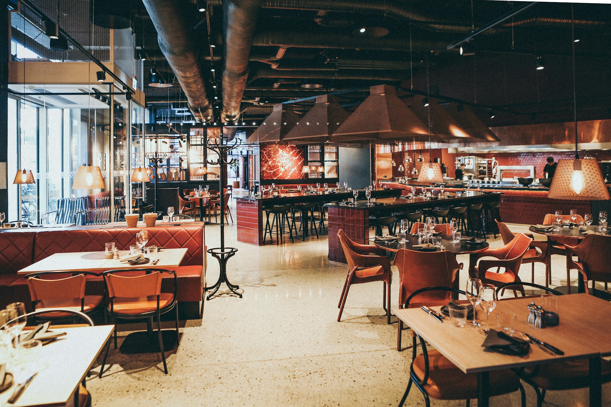 Modern restoran iç mekânı ve sosyal oturma alanları