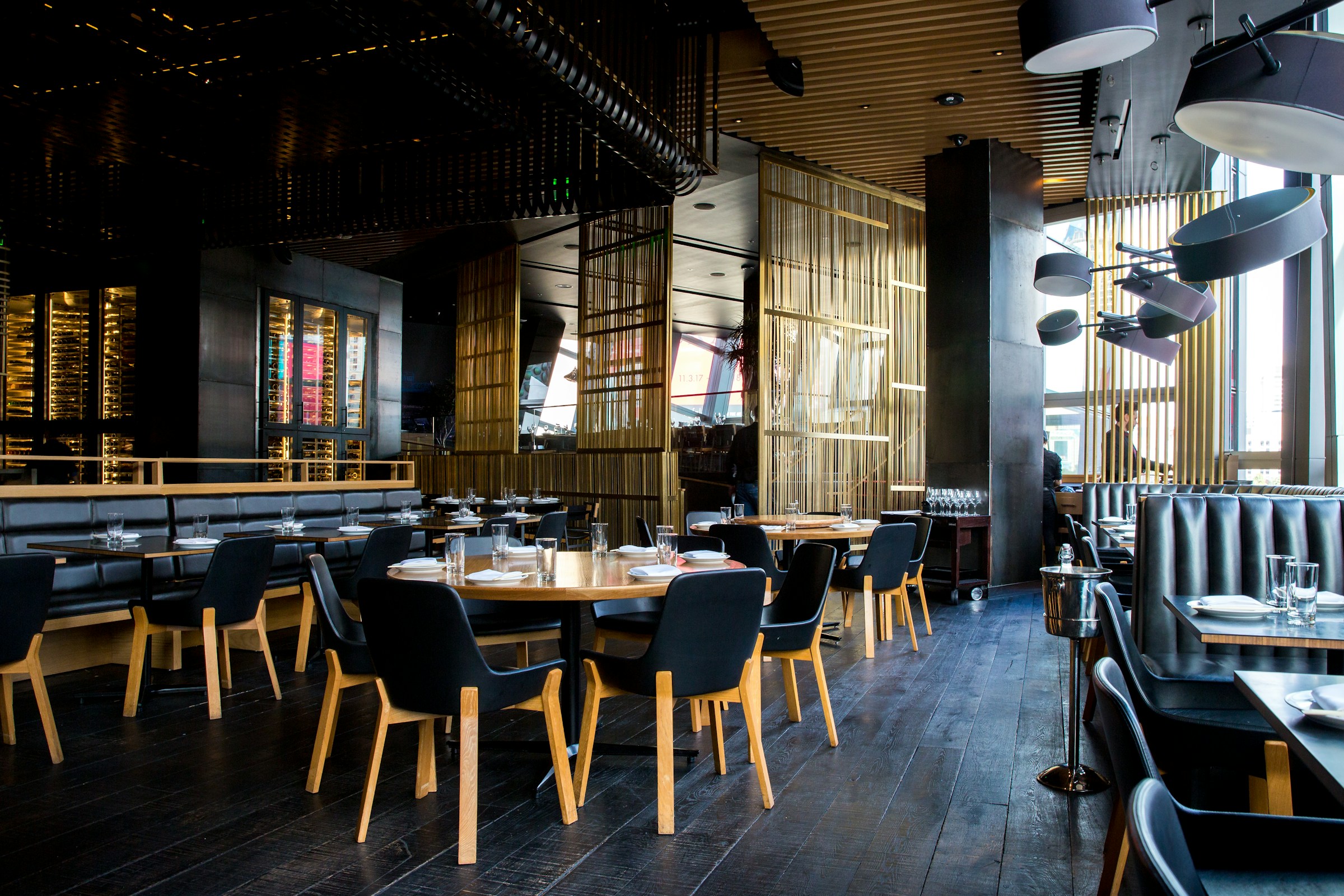 Sıcak ışıklarla aydınlatılmış modern lounge atmosferi